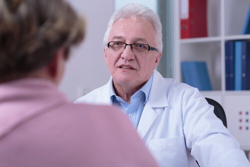 Ein Arzt spricht mit einem Patienten.