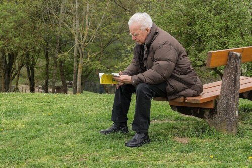 Älterer Mann liest