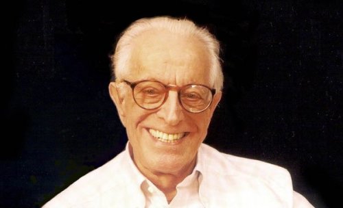 Albert Ellis lächelt.