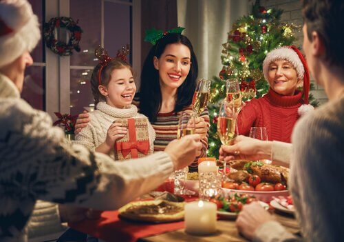 Zu Weihnachten wird mit Sekt angestoßen