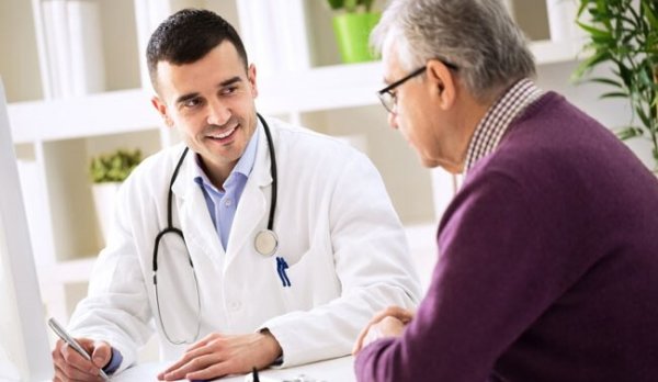 Ein Arzt im Patientengespräch