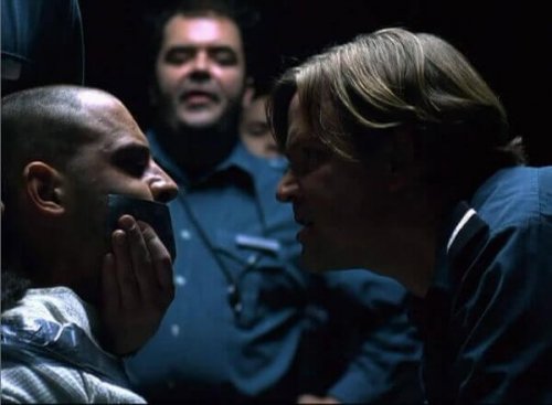 Aufseher schikaniert Gefangenen