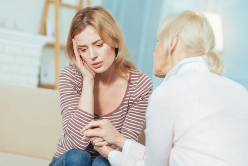 Erschöpfte Frau redet mit ihrer Mutter