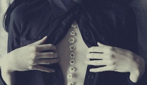 Blumen am Frauenkörper