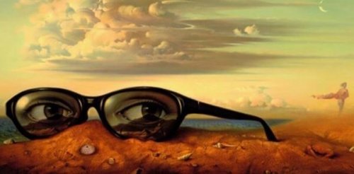 Eine Brille auf einem Berg
