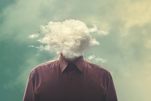 Denkender Mann, dessen Kopf hinter einer Wolke verborgen ist