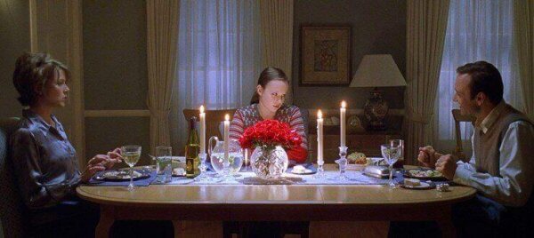 Filmszene aus American Beauty, in der die Familie am Dinnertisch sitzt.