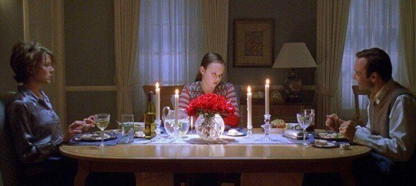 Filmszene aus American Beauty, in der die Familie am Dinnertisch sitzt. 