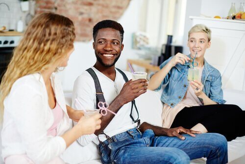 Drei Freunde auf einer Couch