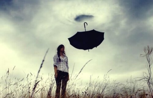 Düstere Stimmung mit schwarzem Regenschirm