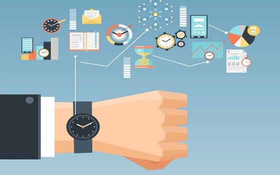 Eine Armbanduhr und viele nützliche Hilfsmittel zur Effizienzsteigerung