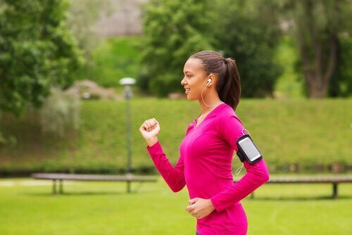 Eine Frau beim Power-Walking