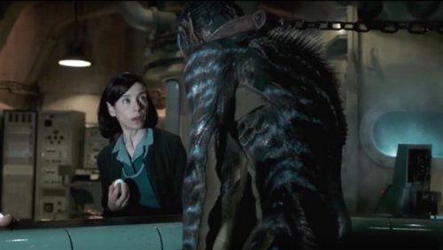 Elisa und der Amphibienmensch stehen sich gegenüber