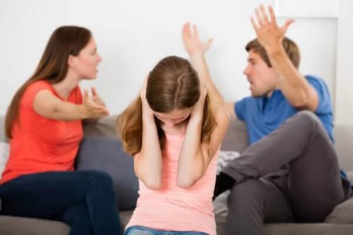Eltern streiten vor ihrer Tochter