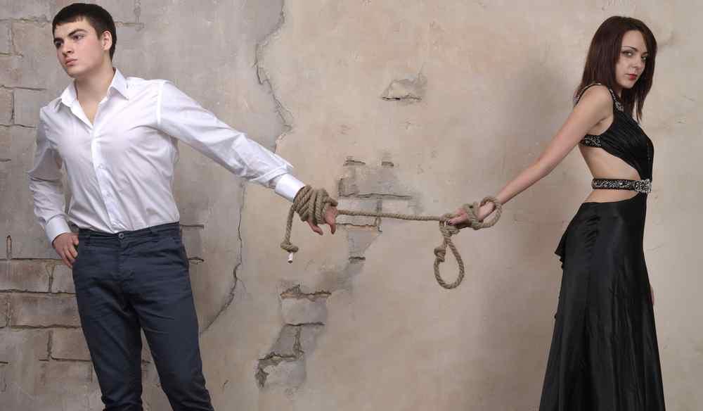 Paar ist an den Händen gefesselt