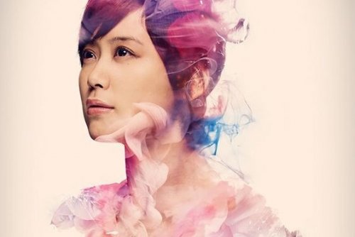 Farbenfrohe Frau schaut in die Ferne.