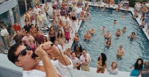 Feiernde Leute am Pool