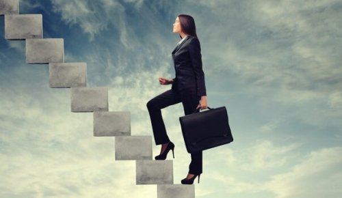 Eine Frau im Business-Anzug erklimmt eine Stiege in den Himmel.