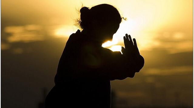 Eine Frau trainiert Kampfkünste.