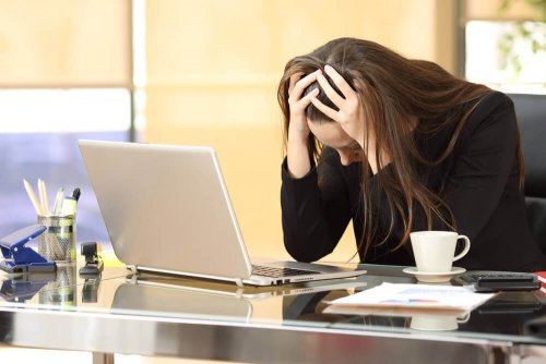 Frau, die unter Stress leidet