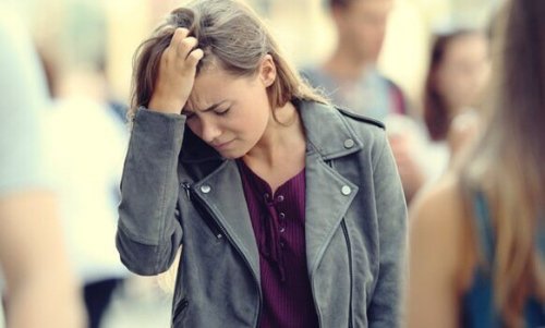 Frau fasst sich vor Angst an den Kopf. Wie kann man jemandem mit Angst helfen?