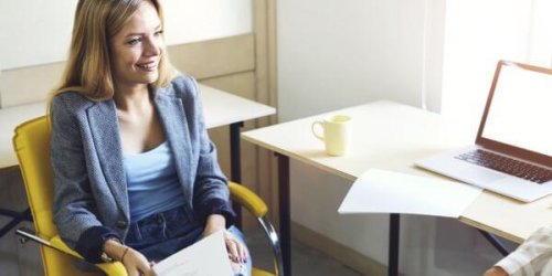 Eine Frau in einem Vorstellungsgespräch