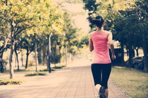 Frau joggt auf einem Weg.