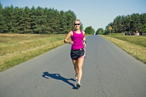 Frau läuft auf der Straße