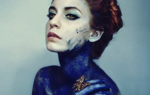 frau-mit-blauer-farbe-auf-koerper Illusion der Durchschaubarkeit - Frau mit blauer Farbe auf ihrem Körper