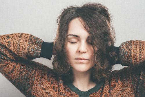 Frau mit geschlossenen Augen