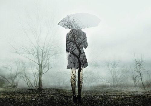 Silhouette einer Frau mit Regenschirm