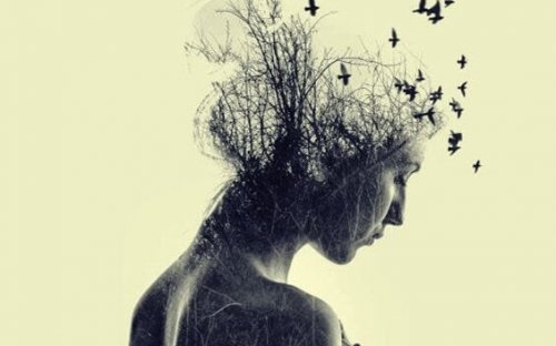 Frau mit Vögeln über dem Kopf