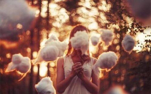 Frau mit Wattebällen