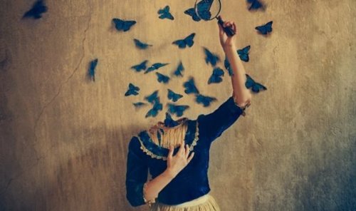Frau mit Schmetterlingen als Kopf