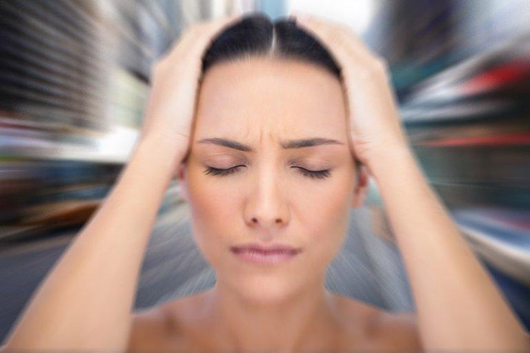 Frau mit Schwindelanfall