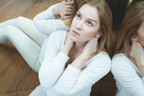 Eine Frau mit Zyklothymia sitzt auf dem Fußboden