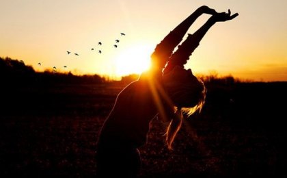 Eine Frau reckt ihre Hände in den Himmel.