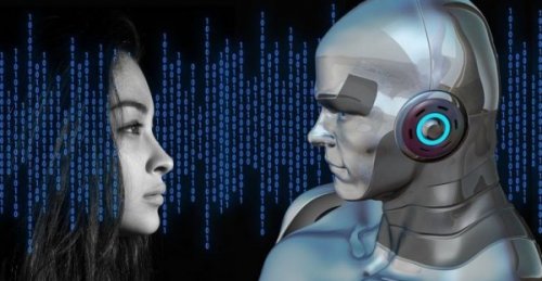 Eine Frau und ein Roboter stehen sich gegenüber.