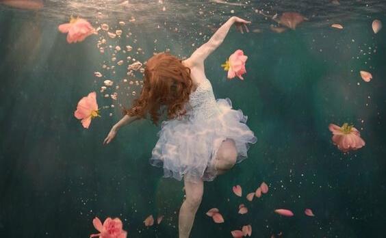 Frau, die unter Wasser schwimmt