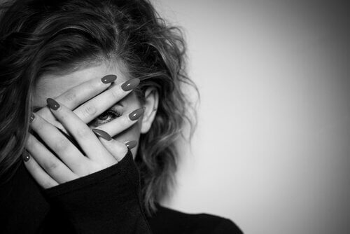 Frau versteckt ihr Gesicht aus Angst vor Veränderung