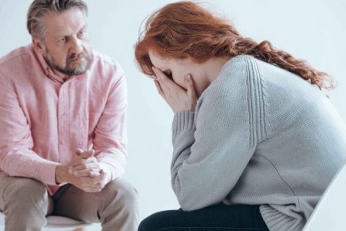 Eine Frau weint beim Psychologen