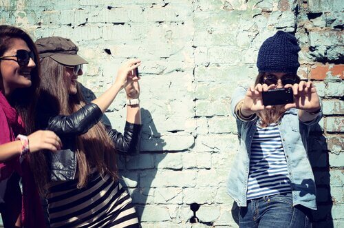 Frauen machen Selfies.