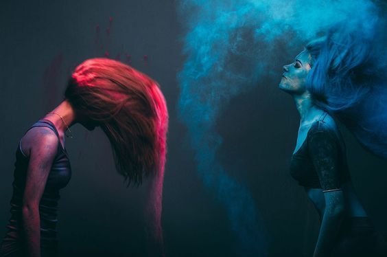 Bild von Frauen, die eine hat rote Haare und die andere blaue