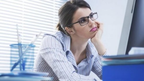 Gelangweilte Frau bei der Arbeit