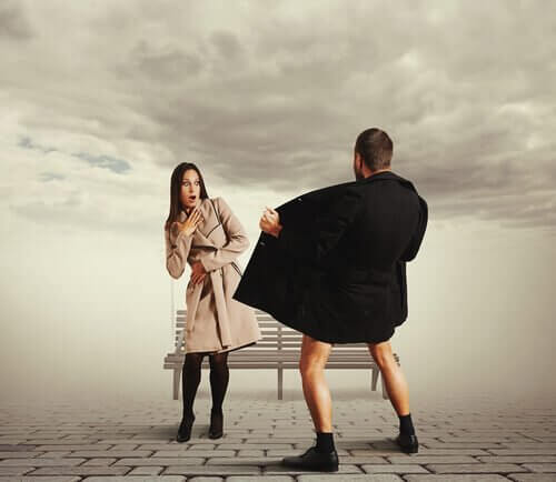 Geschockte Frau vor einem Exhibitionisten