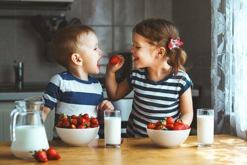 Geschwister essen Erdbeeren