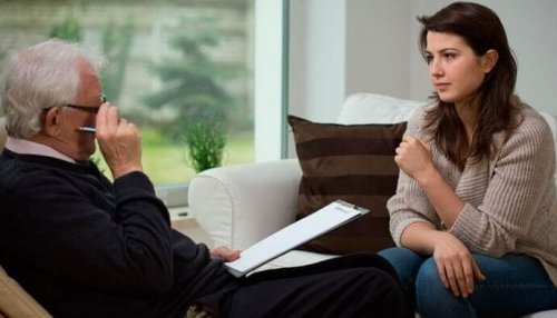 Eine Frau spricht mit einem Therapeuten.