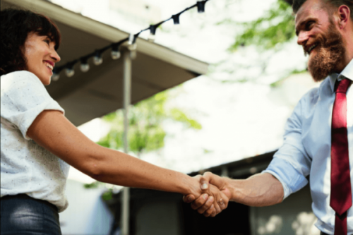 Arbeitskollegen schütteln sich die Hände