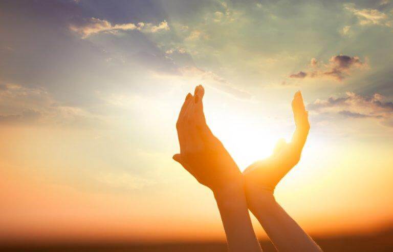 Hände umfassen die Sonne