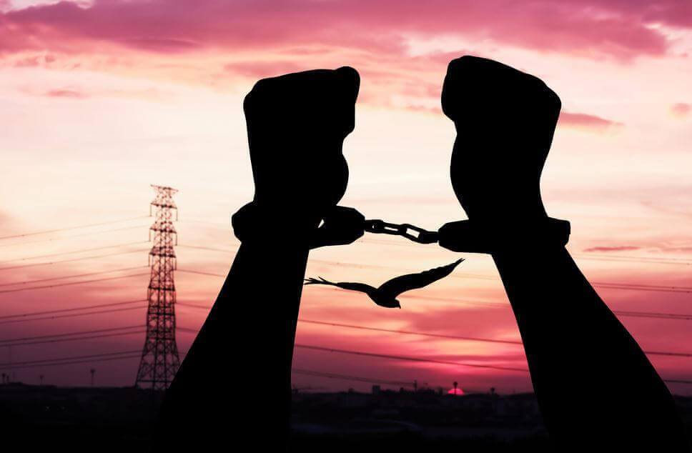 Hände in Handschellen